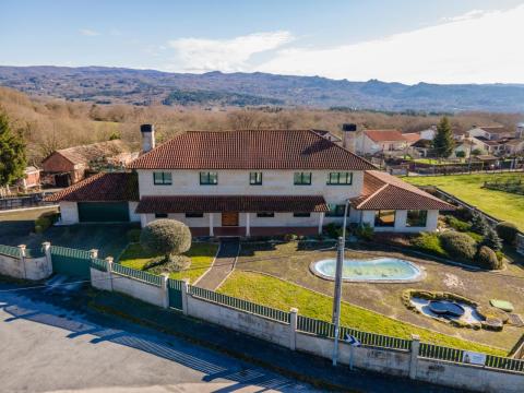 Espectacular Chalet de Lujo en  San Miguel Do Campo, Ourense