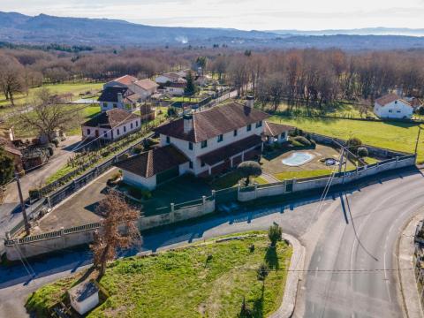 Espectacular Chalet de Lujo en  San Miguel Do Campo, Ourense