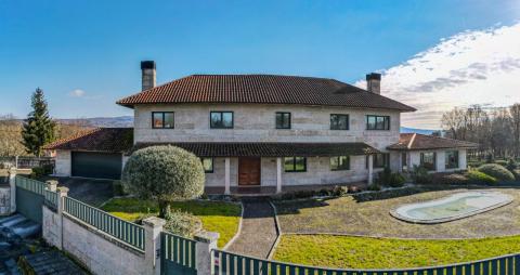Espectacular Chalet de Lujo en  San Miguel Do Campo, Ourense