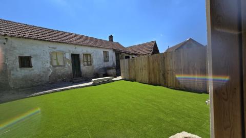 Propiedad con Piscina Infinity y Casa Rústica para Rehabilitar en Entorno Natural