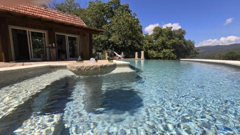 Propiedad con Piscina Infinity y Casa Rústica para Rehabilitar en Entorno Natural