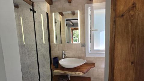 Propiedad con Piscina Infinity y Casa Rústica para Rehabilitar en Entorno Natural