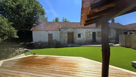 Propiedad con Piscina Infinity y Casa Rústica para Rehabilitar en Entorno Natural