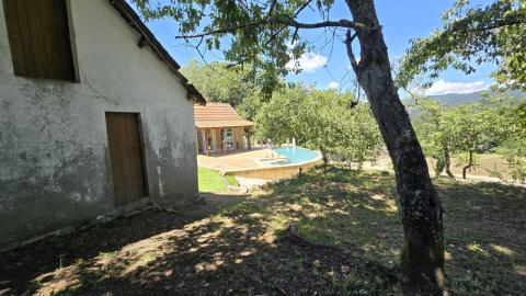 Propiedad con Piscina Infinity y Casa Rústica para Rehabilitar en Entorno Natural