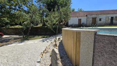 Propiedad con Piscina Infinity y Casa Rústica para Rehabilitar en Entorno Natural