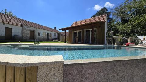 Propiedad con Piscina Infinity y Casa Rústica para Rehabilitar en Entorno Natural
