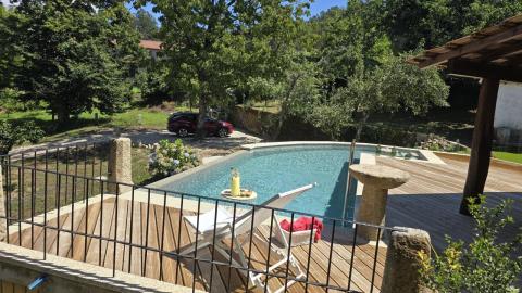 Propiedad con Piscina Infinity y Casa Rústica para Rehabilitar en Entorno Natural