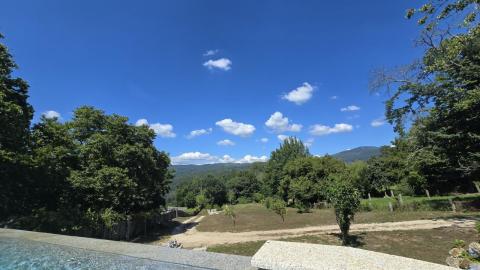 Propiedad con Piscina Infinity y Casa Rústica para Rehabilitar en Entorno Natural