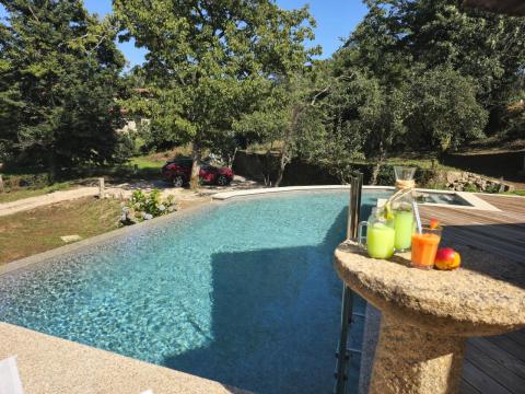 Propiedad con Piscina Infinity y Casa Rústica para Rehabilitar en Entorno Natural