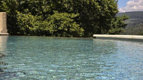 Propiedad con Piscina Infinity y Casa Rústica para Rehabilitar en Entorno Natural