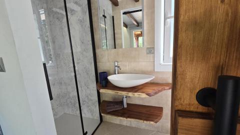 Propiedad con Piscina Infinity y Casa Rústica para Rehabilitar en Entorno Natural