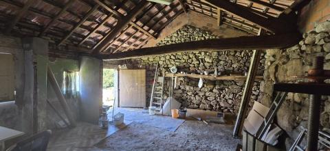 Propiedad con Piscina Infinity y Casa Rústica para Rehabilitar en Entorno Natural