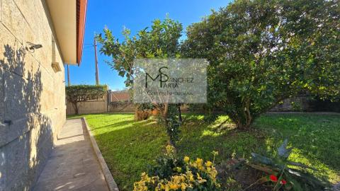 Exclusivo Chalet a 10 Minutos de Vigo y la Playa - Confort, Espacio y Ubicación Privilegiada