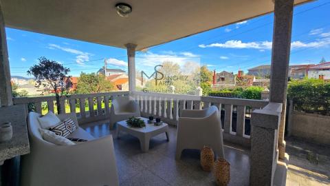 Exclusivo Chalet a 10 Minutos de Vigo y la Playa - Confort, Espacio y Ubicación Privilegiada