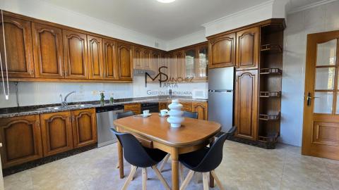 Exclusivo Chalet a 10 Minutos de Vigo y la Playa - Confort, Espacio y Ubicación Privilegiada