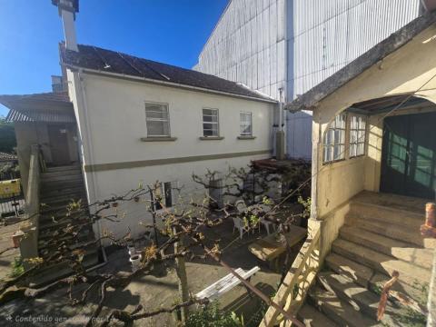 Dos casas centro de Tomiño con patio privado y gran potencial