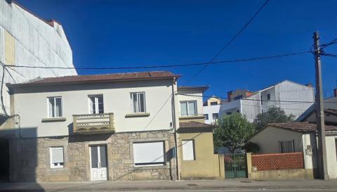 Dos casas centro de Tomiño con patio privado y gran potencial