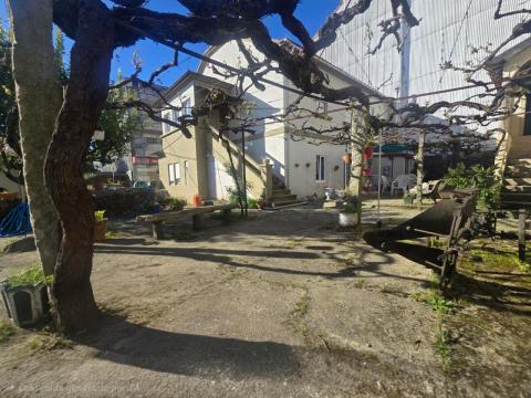 Dos casas centro de Tomiño con patio privado y gran potencial