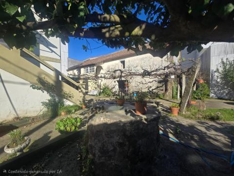 Dos casas centro de Tomiño con patio privado y gran potencial