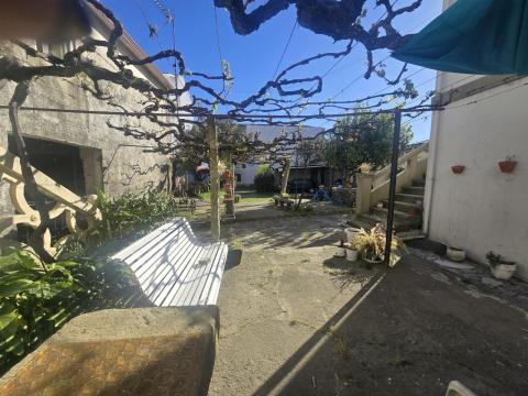 Dos casas centro de Tomiño con patio privado y gran potencial