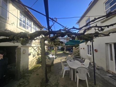 Dos casas centro de Tomiño con patio privado y gran potencial