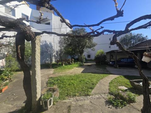 Dos casas centro de Tomiño con patio privado y gran potencial
