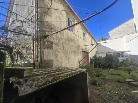 Dos casas centro de Tomiño con patio privado y gran potencial