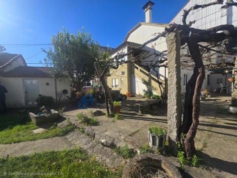Dos casas centro de Tomiño con patio privado y gran potencial