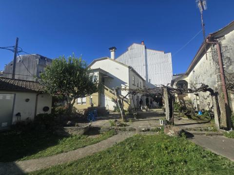 Dos casas centro de Tomiño con patio privado y gran potencial