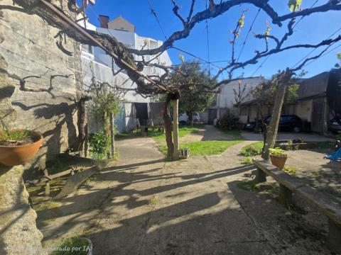 Dos casas centro de Tomiño con patio privado y gran potencial