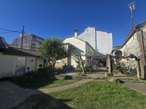 Dos casas centro de Tomiño con patio privado y gran potencial