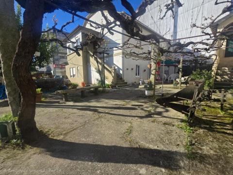 Dos casas centro de Tomiño con patio privado y gran potencial