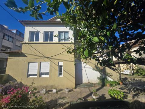 Dos casas centro de Tomiño con patio privado y gran potencial