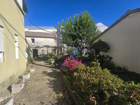 Dos casas centro de Tomiño con patio privado y gran potencial