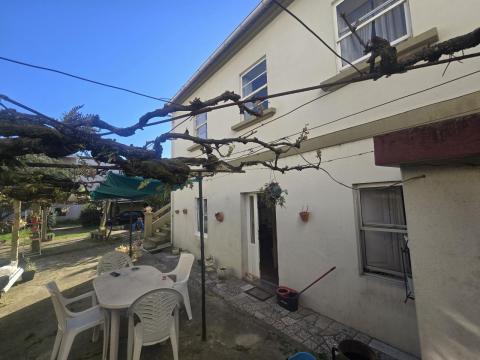 Dos casas centro de Tomiño con patio privado y gran potencial