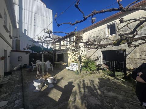 Dos casas centro de Tomiño con patio privado y gran potencial