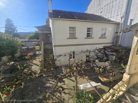 Dos casas centro de Tomiño con patio privado y gran potencial