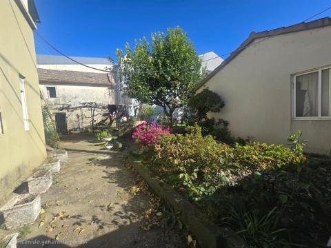 Dos casas centro de Tomiño con patio privado y gran potencial