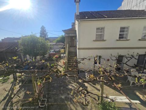 Dos casas centro de Tomiño con patio privado y gran potencial