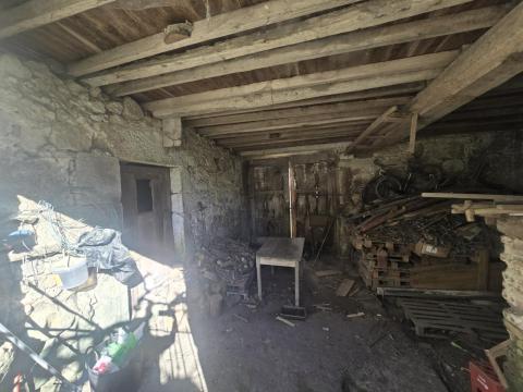 Dos casas centro de Tomiño con patio privado y gran potencial