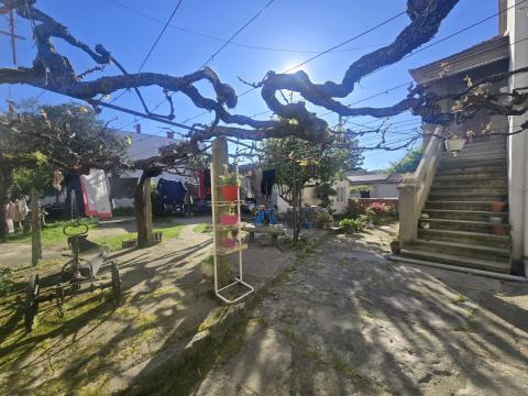 Dos casas centro de Tomiño con patio privado y gran potencial