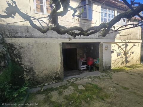 Dos casas centro de Tomiño con patio privado y gran potencial