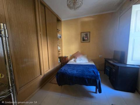 Dos casas centro de Tomiño con patio privado y gran potencial