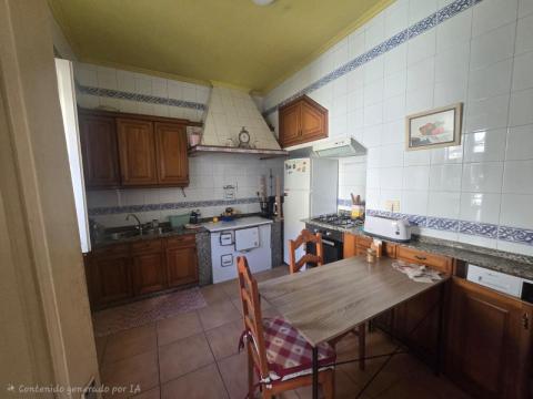 Dos casas centro de Tomiño con patio privado y gran potencial