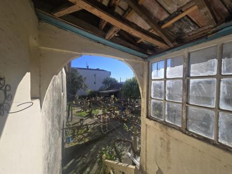 Dos casas centro de Tomiño con patio privado y gran potencial