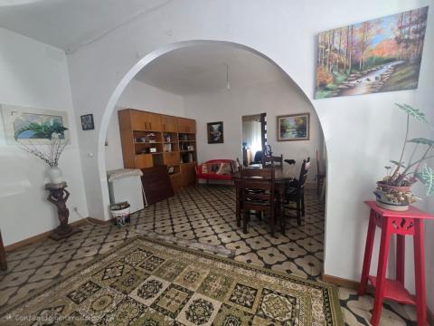 Dos casas centro de Tomiño con patio privado y gran potencial