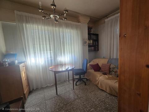 Dos casas centro de Tomiño con patio privado y gran potencial