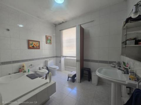 Dos casas centro de Tomiño con patio privado y gran potencial