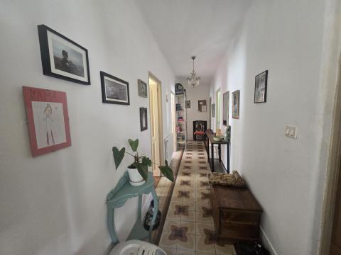 Dos casas centro de Tomiño con patio privado y gran potencial
