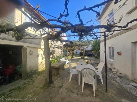 Dos casas centro de Tomiño con patio privado y gran potencial